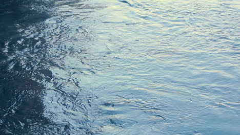 ondas superficiales del agua. fondo del agua. luz solar en las olas del agua. agua azul