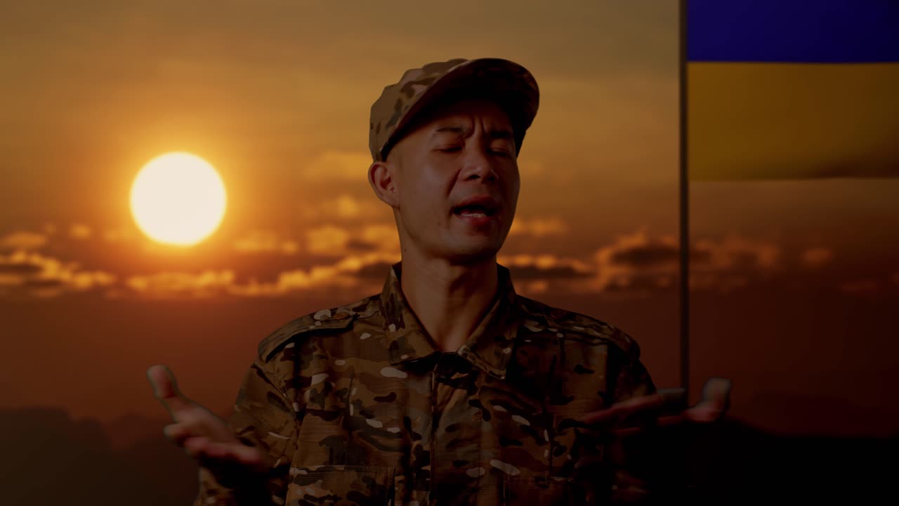 우크라이나 군인 이 해가 지는 동안 기도 하고 있다