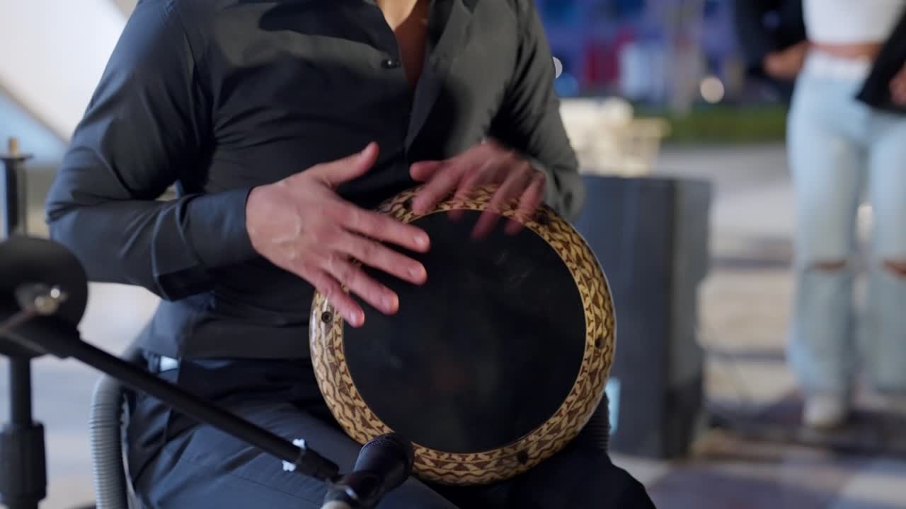 극장에서 드럼을 연주하는 남자 정적, 근접, 중간