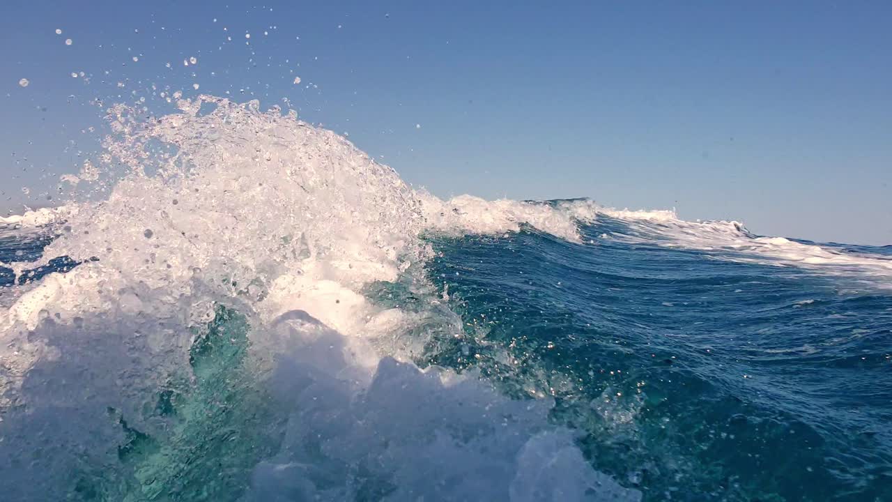 바다 표면에 웨이크 트레일을 생성하는 스피드 보트