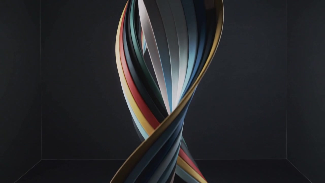 Scultura alta a nastro che ruota, rivelando strisce a doppia elica in uno studio in penombra, con bordi lucidi.