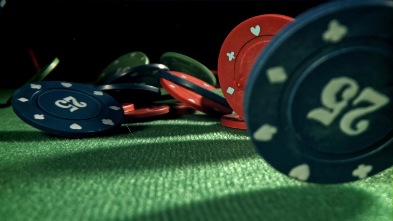 Rallentatore di fiches da poker che cadono su un tavolo di feltro verde