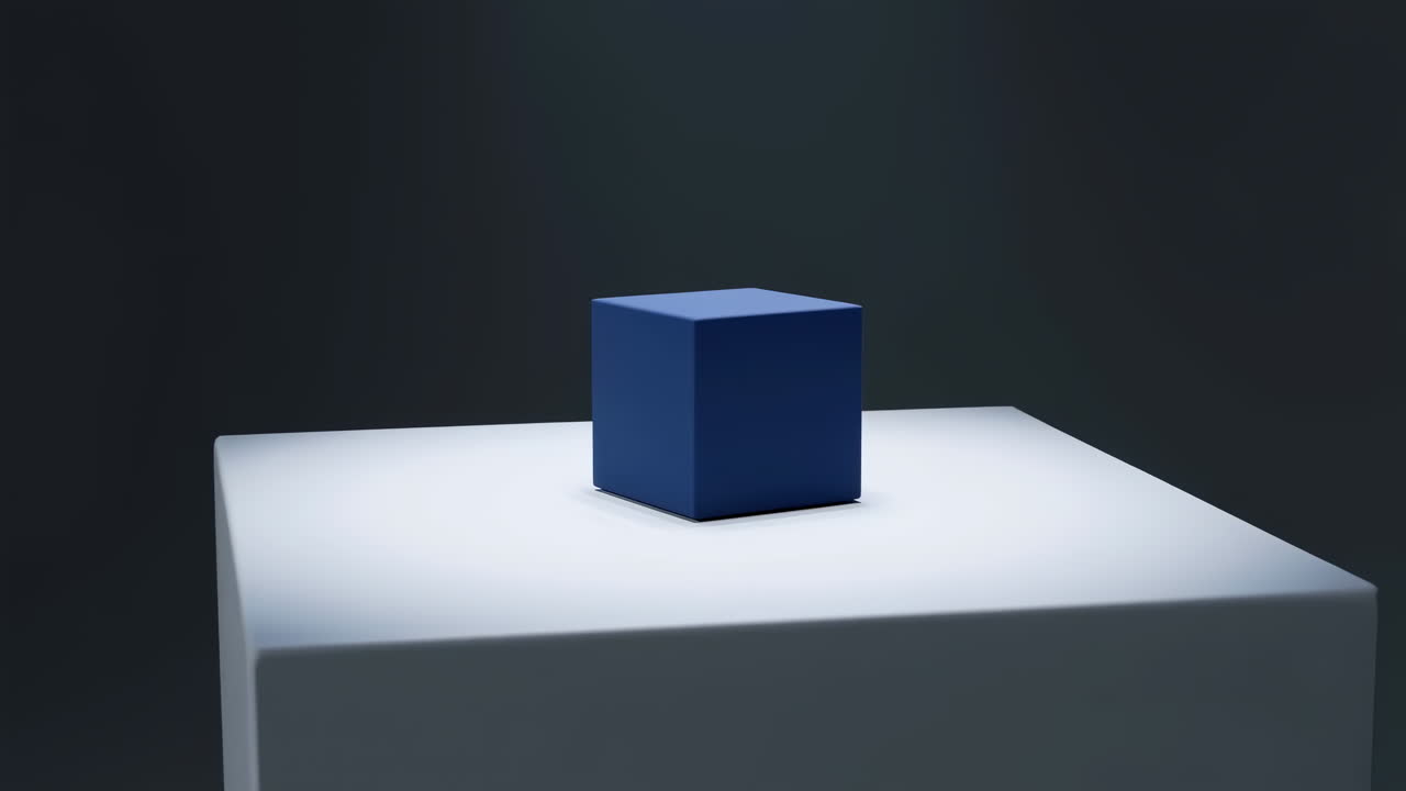 Blå terning på hvid piedestal, studiebillede, mørk baggrund, stemningsfuld topbelysning, skarp skygge, produktmockup