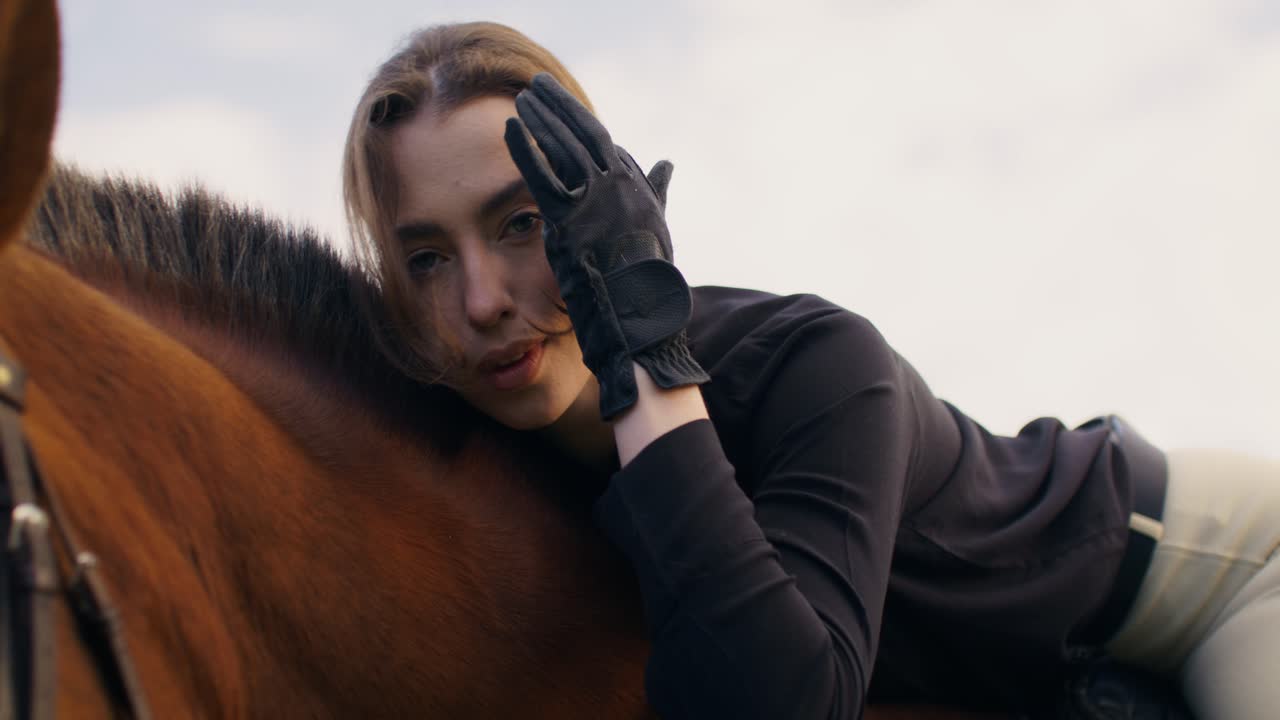 mujer y caballo conexión