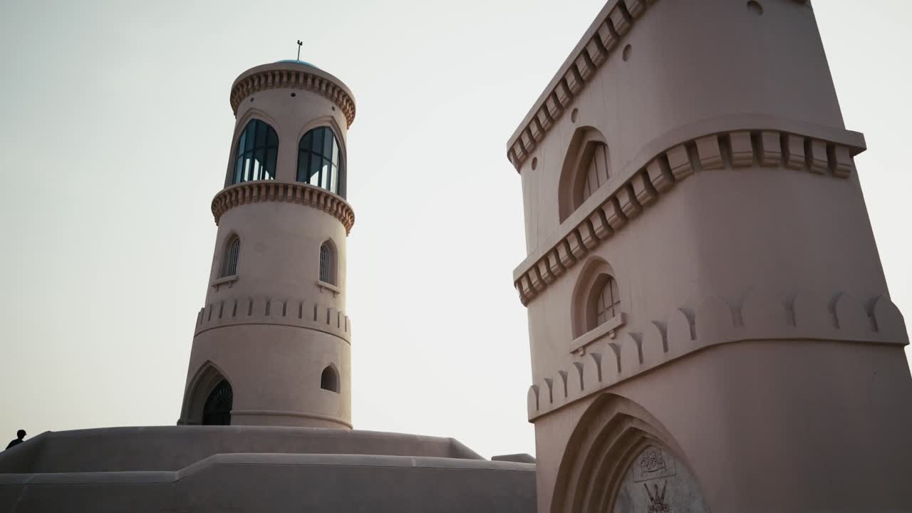 Farol icônico empoleirado majestosamente contra a costa