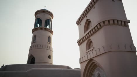 Emblemático-Faro-Situado-Majestuosamente-Frente-A-La-Costa