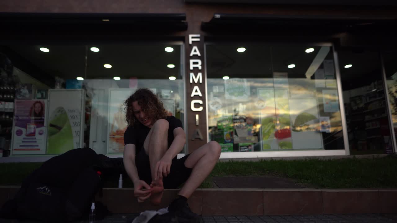 peregrino en el camino de santiago se detiene en la farmacia y cintas ampollas