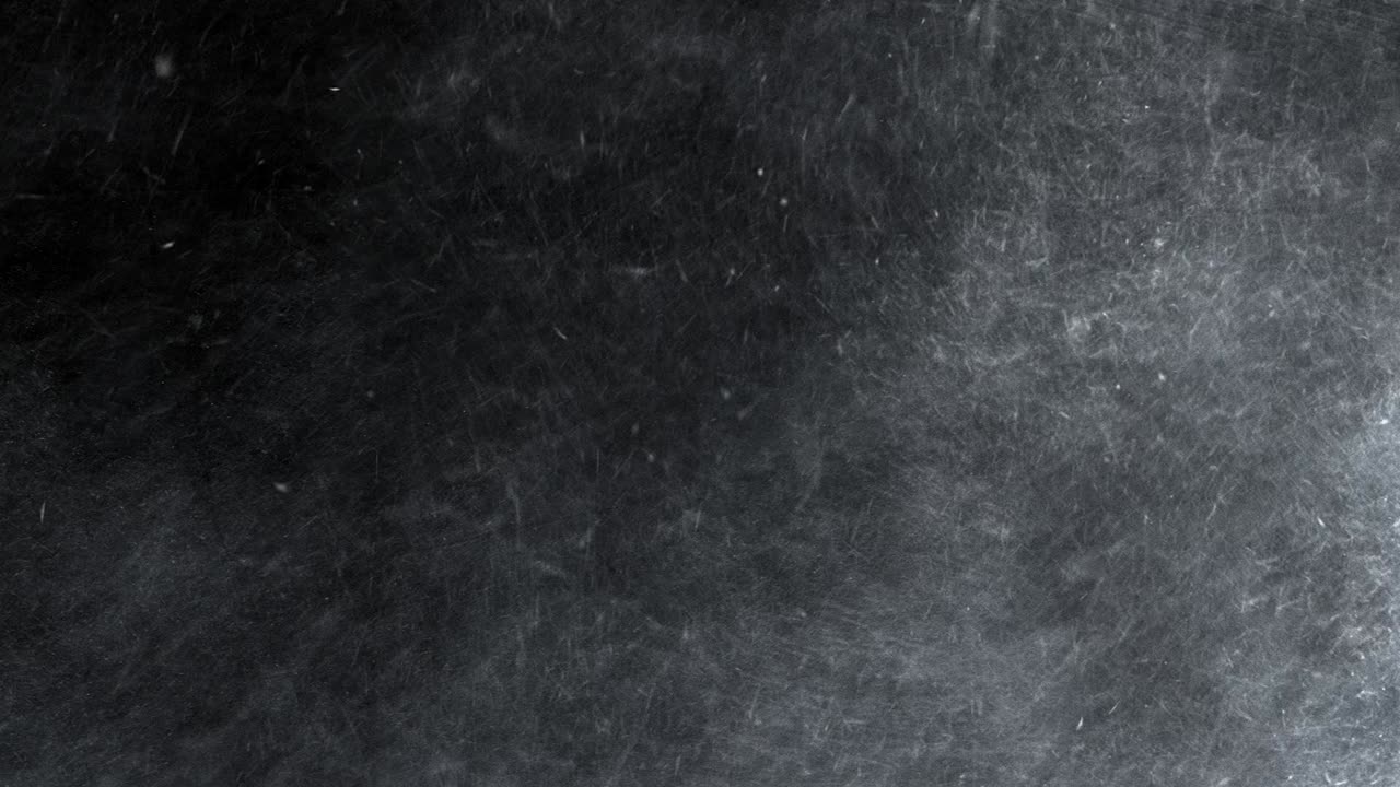 4k 먼지와 풀 폭발 구름이 느린 속도로 내려오고 있습니다.