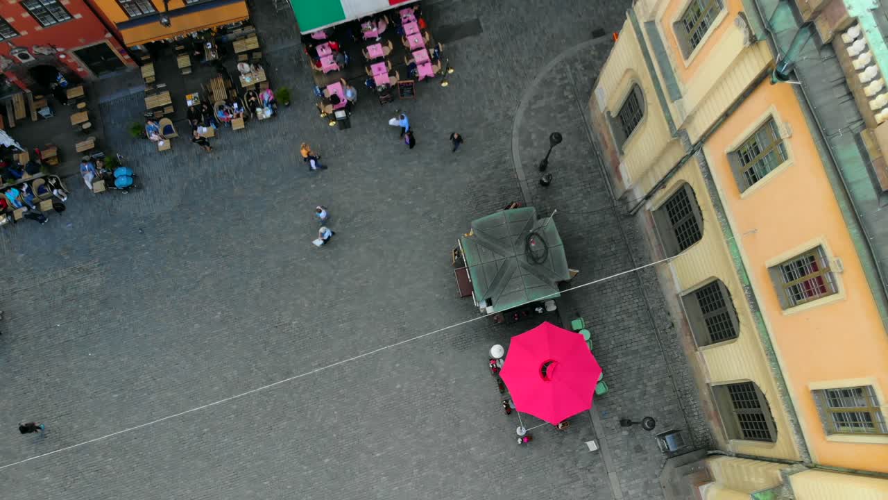 imágenes de drones mirando hacia abajo sobre el casco antiguo de estocolmo - stortorget
