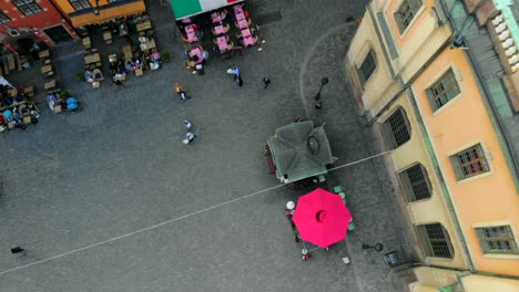 Imágenes-De-Drones-Mirando-Hacia-Abajo-Sobre-El-Casco-Antiguo-De-Estocolmo---Stortorget