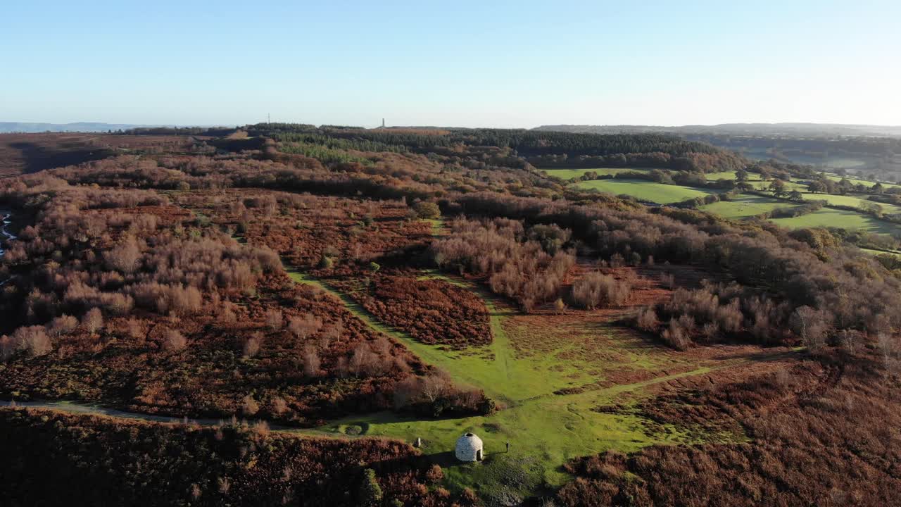 Ripresa aerea 4K in discesa verso le dolci colline di Culmstock Beacon nelle Blackdown Hills del Devon, Inghilterra