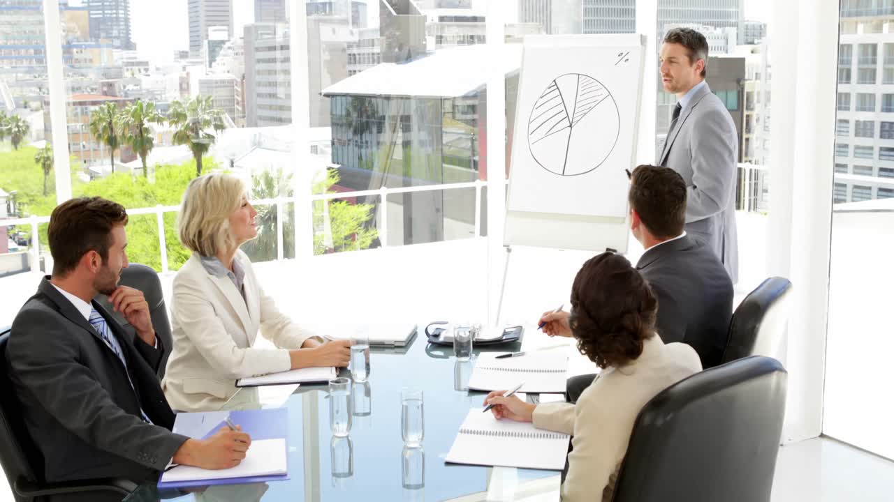 동료 들 에게 프레젠테이션 을 하는 사업가