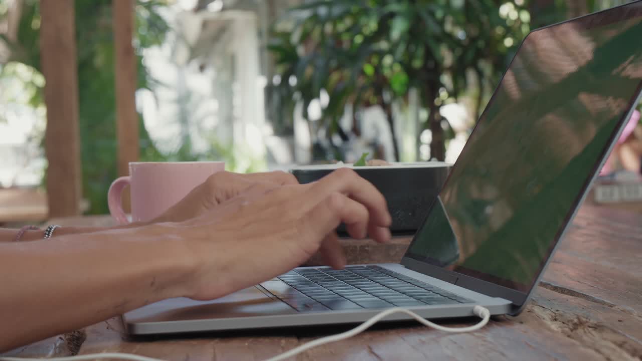 노트북 컴퓨터에서 손으로 타이핑하는 것