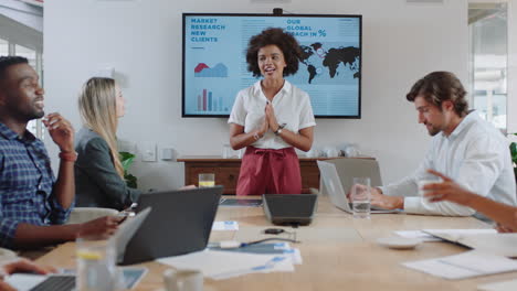 gente de negocios reunida en la sala de juntas líder de equipo de raza mixta mujer presentando estrategia financiera con datos gráficos en la pantalla de televisión informando a los colegas discutiendo ideas en la presentación de la oficina