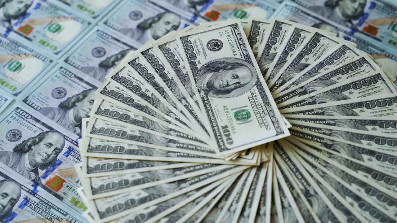 el fondo de los dólares. los billetes de cien dólares girando. el dinero de papel girando. los dólares estadounidenses de cientos en nominaciones.
