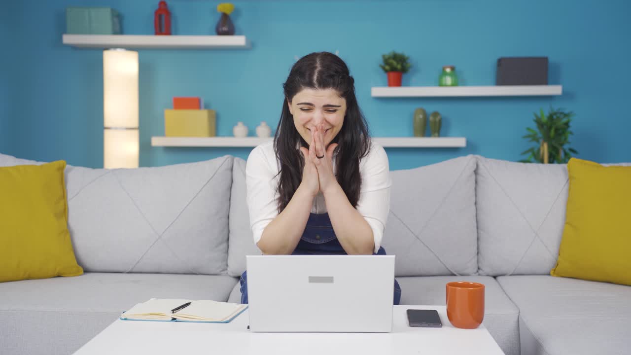 mujer abrazando alegremente el portátil.