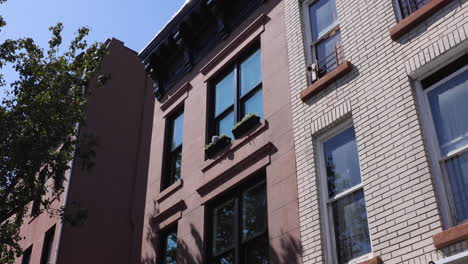 Classic-New-York-City-townhouse-in-the-heart-of-NYC,-showcasing-urban-elegance-and-timeless-architectural-charm