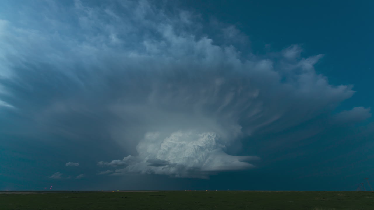 낮은 강수량, 토네이도 경고 슈퍼 셀은 콜로라도 남동부의 열린  ⁇ 을 가로질러 이동합니다.