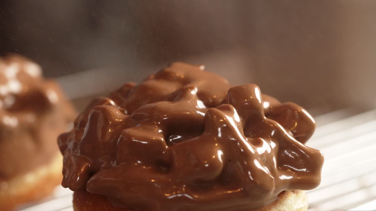 카라멜 도 ⁇ 이 골드 스프레이로 장식되고 있다