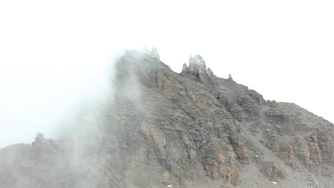 Moviéndose-Hacia-La-Cima-De-La-Montaña-Rocosa-Cubierta-De-Niebla