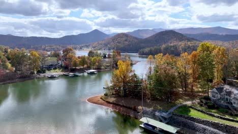 hojas de color caídas en el lago chatuge, hiawassee georgia