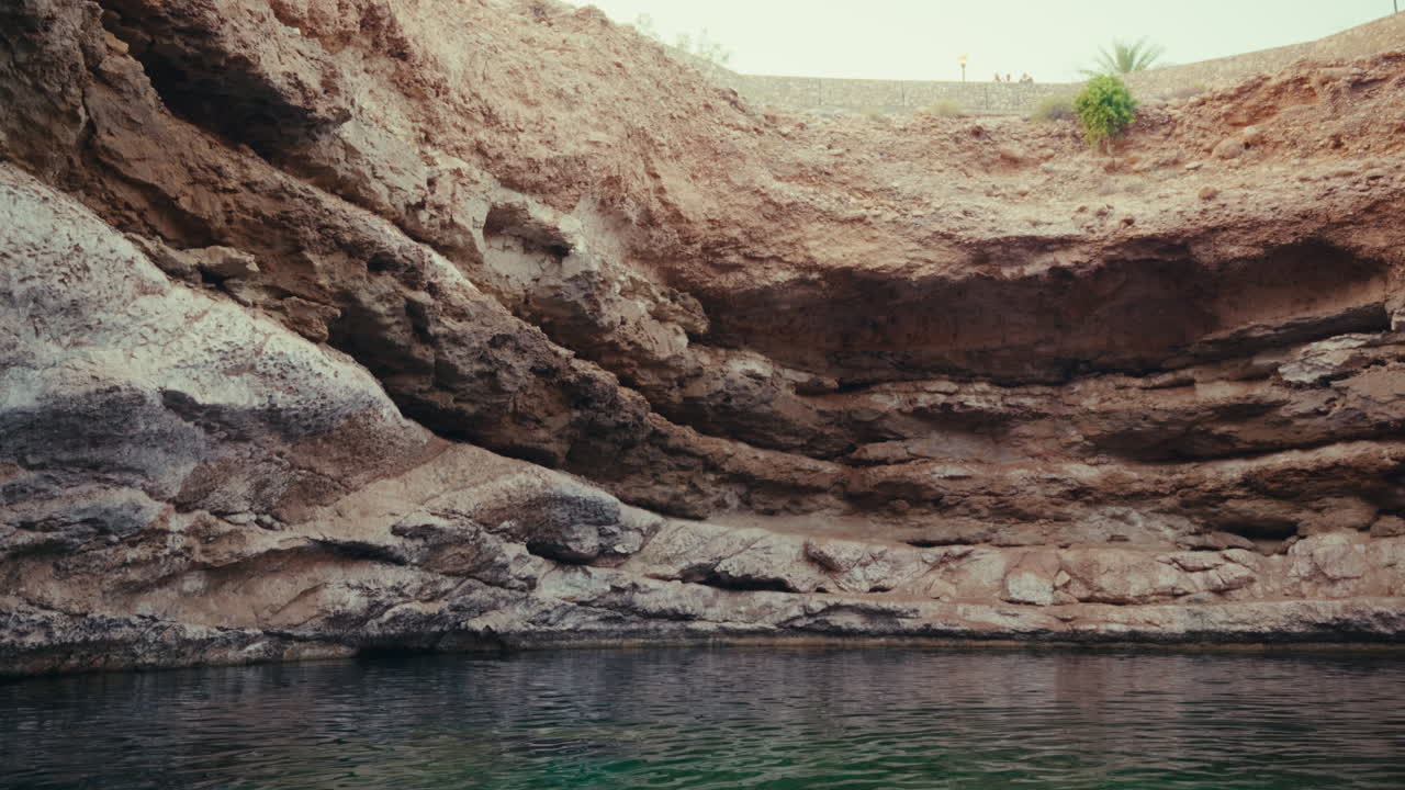 Piscina naturale in una grotta