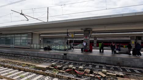 gente esperando en la plataforma de la estación de tren de florencia