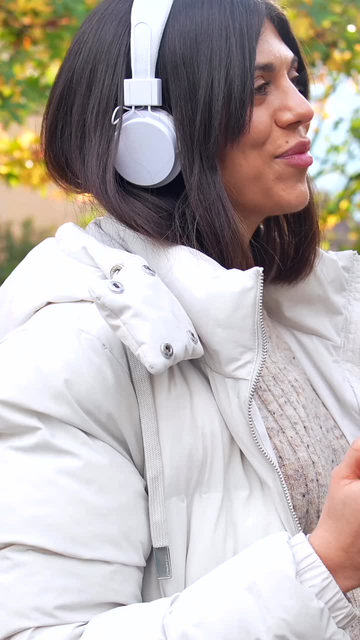 mujer escuchando música con auriculares