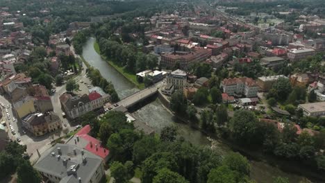 Eine-Atemberaubende-Luftaufnahme-Einer-Großen-Historischen-Stadt-In-Mitteleuropa-Mit-Einem-Majestätischen-Fluss-Und-Einer-Markanten-Großen-Brücke