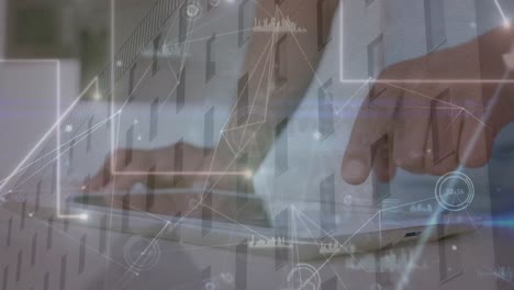 animación de la red de conexiones y procesamiento de datos sobre la sección media del hombre utilizando tableta digital.