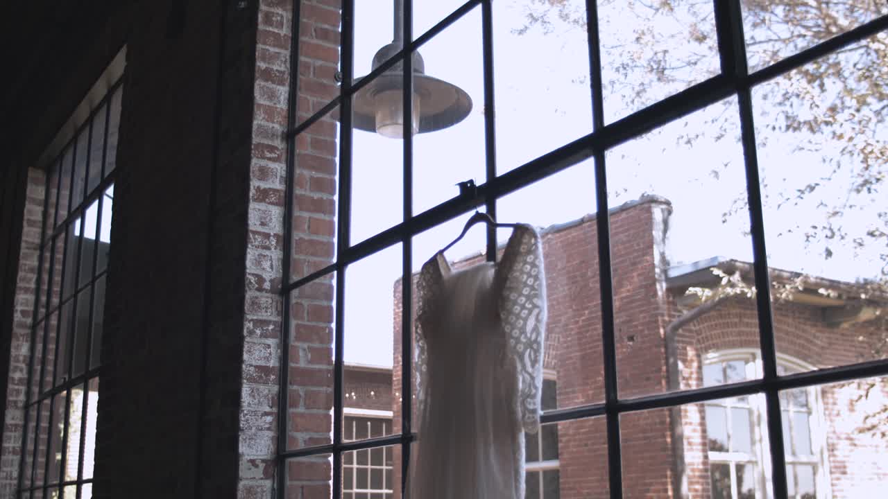 창가에 걸려있는 웨딩드레스