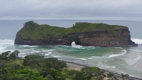 Zumbido-De-Agujero-En-La-Pared-Transeki-Costa-Salvaje-Y-Olas-Rompiendo-En-Verdes-Colinas-Rocosas