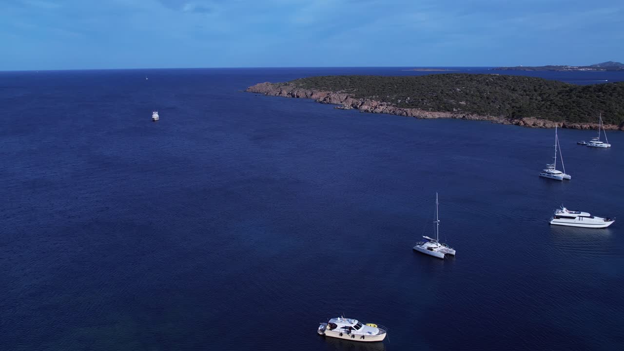 이솔라 디에 정박해 있는 보트의 조감도