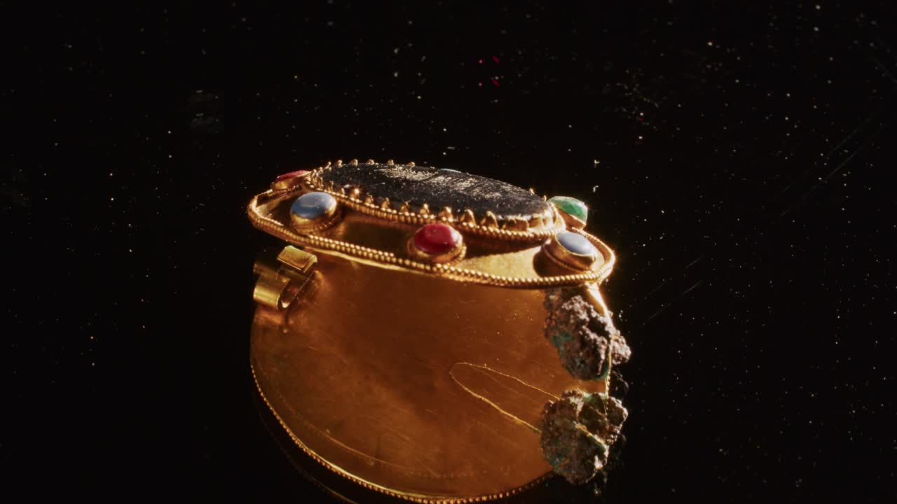 un broche de oro de una sacerdotisa escita de 2000 años de edad, un viejo pendiente, una rueda giratoria, encontrado durante las excavaciones. joyas vintage. religión. primer plano