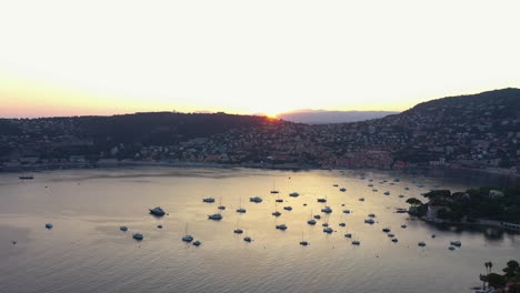 Puesta-De-Sol-Sobre-La-Bahía-De-Villefranche-sur-mer-Vista-Aérea-Riviera-Francesa-Niza-Francia