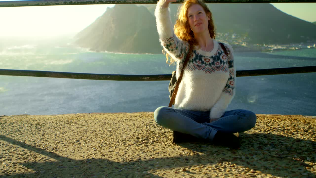 시골 4k에서 휴대 전화로 셀카를 찍는 여자