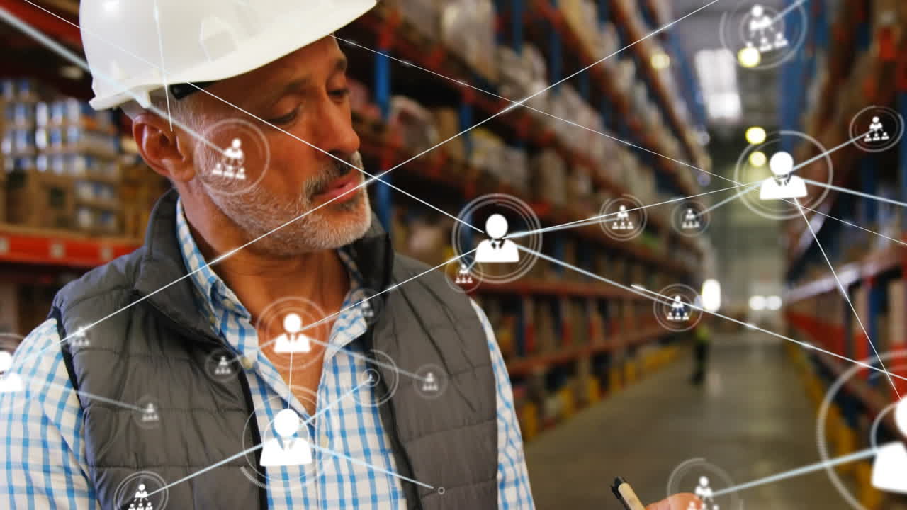 animación de una red de perfiles sobre un supervisor caucásico que escribe en un clipboard en un almacén