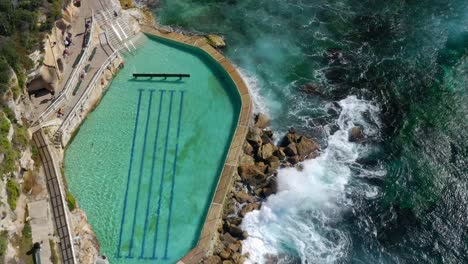 Bronte-Baths-Piscina-De-Marea-En-Sydney,-Nueva-Gales-Del-Sur,-Australia---Toma-Aérea-De-Drones