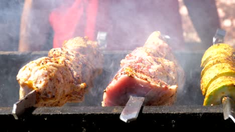 shish kebab cocinado en la parrilla en la naturaleza. comida callejera. carne asada en pinzas