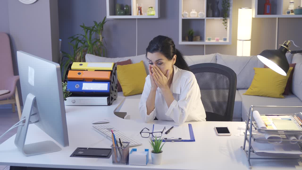 집 사무실에서 밤에 일하는 졸린 비즈니스 여인.