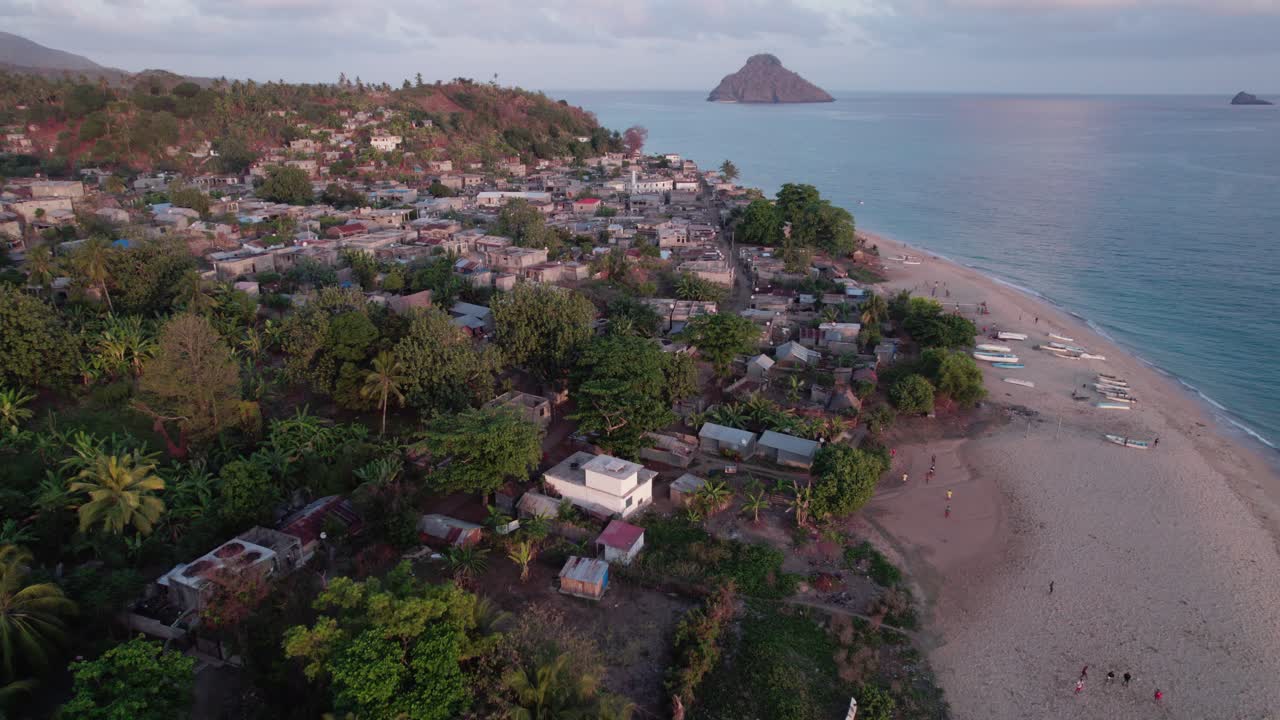vista de la playa y la ciudad durante la suave puesta de sol, colores mágicos