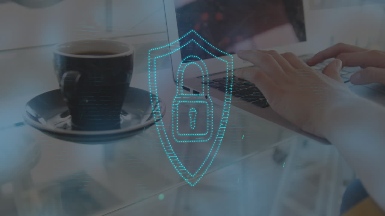 animación de candado en escudo sobre café y manos cortadas de mujer caucásica trabajando en computadora portátil