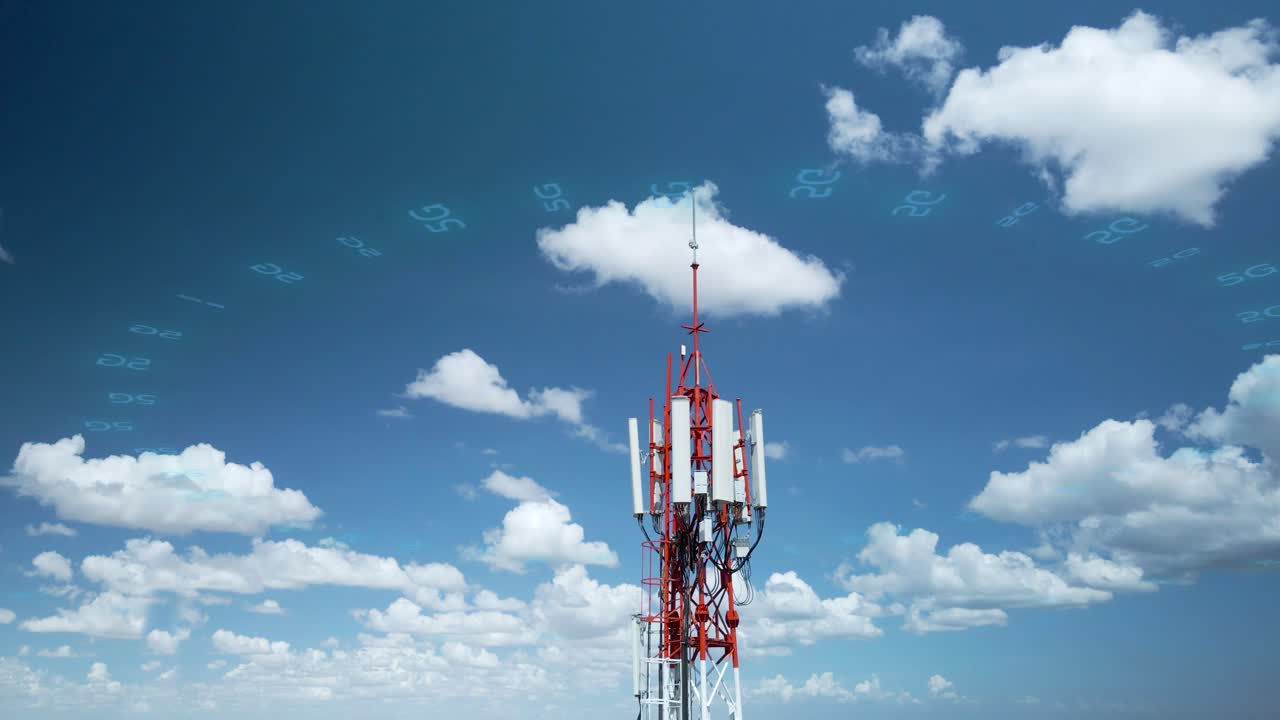 mástil de telecomunicaciones celular 5g que envía ondas de señal de red visibles que conectan la red mundial contra el cielo azul con nubes esponjosas, rotación aérea de drones, órbita