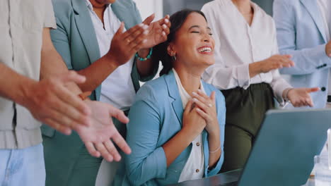 aplaudiendo, computadora portátil y mujer ganadora en la oficina