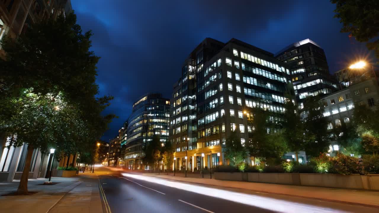 Paisagem urbana noturna iluminada: um vislumbre da arquitetura moderna e do fluxo de tráfego dinâmico em um ambiente citadino sob um céu noturno dramático