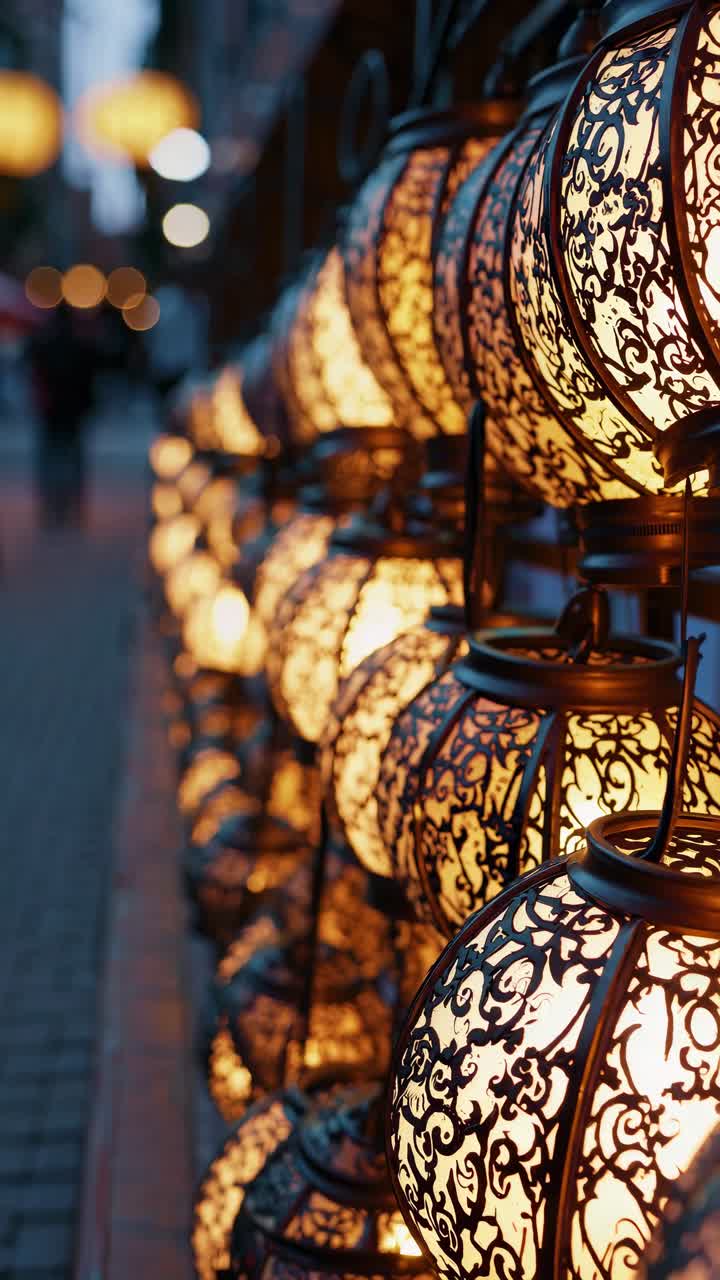 Lanterne decorate brillano intensamente, proiettando motivi intricati