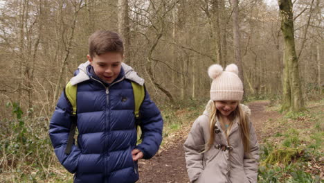 Zwei-Kinder-Gehen-Im-Wald-Auf-Die-Handkamera-Zu,-Aufgenommen-Mit-R3D