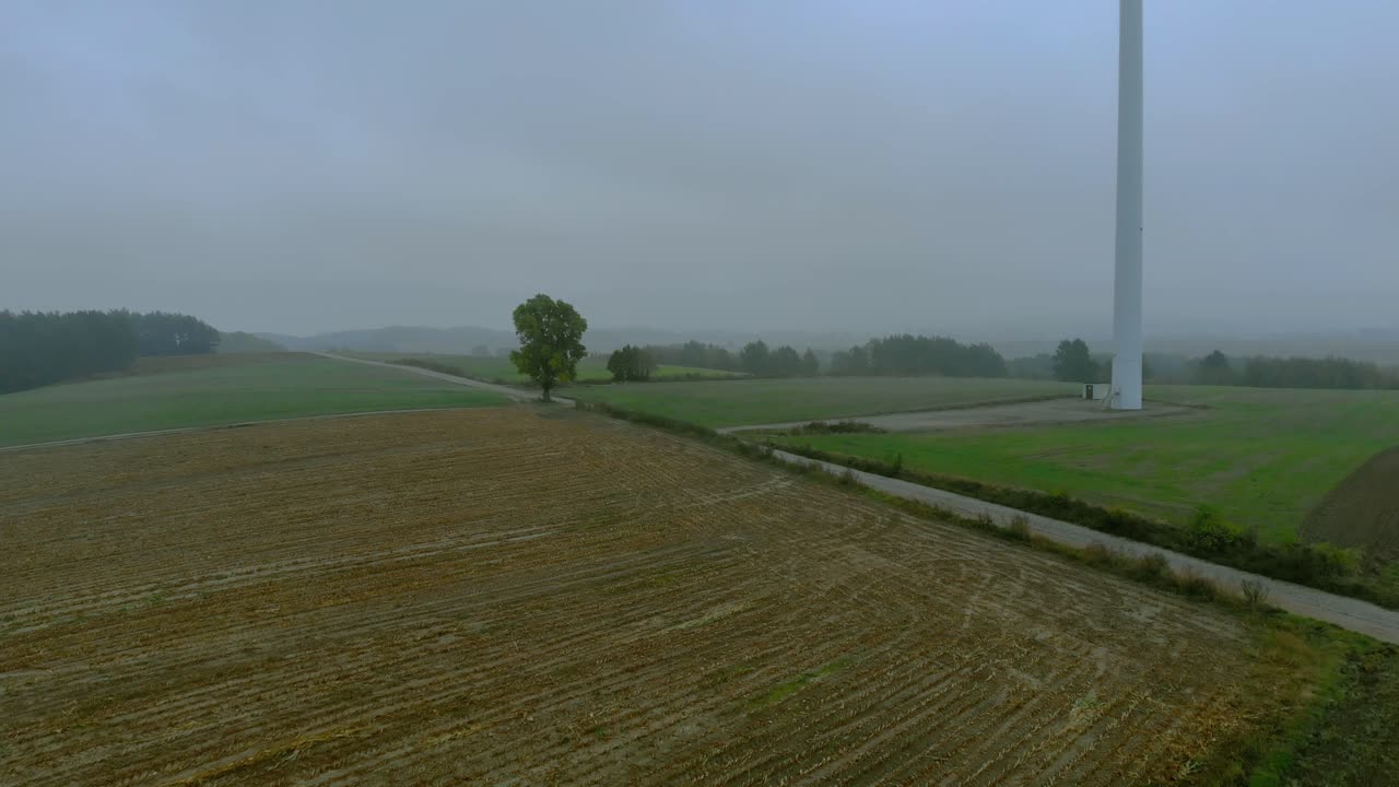 풍력 발전소, 안개 속의 풍차, 주변의 회색 풍경, 탁 트인 들판의 재생 에너지, 자연 경관 아래, 녹색 에너지가 중요합니다.
