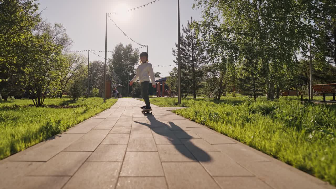 Bambino che fa skateboard in un parco