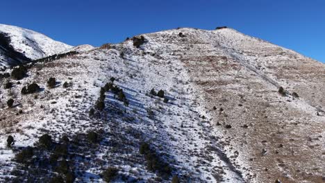 bonita foto de un dron explorando las hermosas montañas cubiertas de nieve en saratoga springs utah
